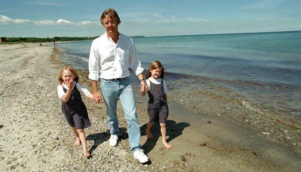 Dansk kendisdatter scorer hovedrolle i kommende storfilm Filminstruktør Bille August sammen med børnene Asta og Alba på stranden i 90’erne. Nu har Alba fået en stor rolle i en kommende film. Arkivfoto: Scanpix