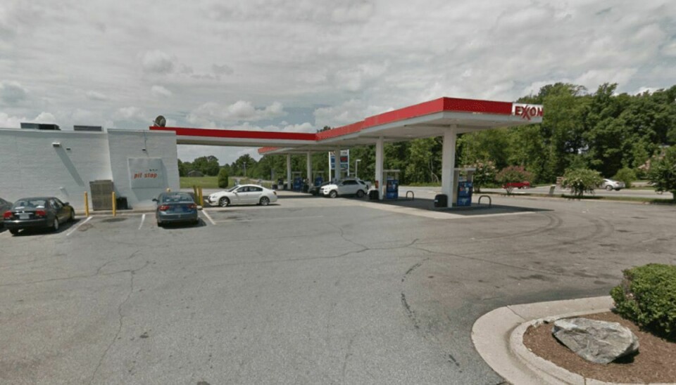 Det var en tankstation som denne, hvor manden blev hamret ned.Foto: Google Street View