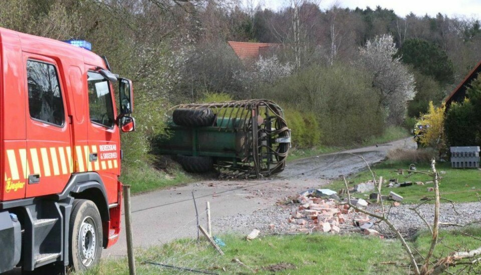En traktorfører fik mandag morgen et ildebefindende og endte i grøften. Nu er der løbet gylle ud fra lasten. Foto: Per Øxenholt.