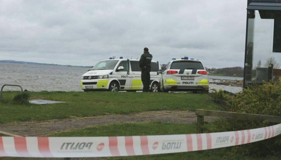 En død mand er fundet her i vandkanten i Roskilde Fjord. Se flere billeder fra stedte her i galleriet. Foto: Steven Knap/Droto.dk