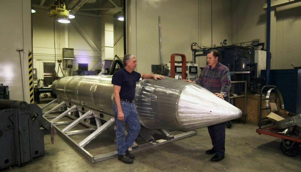 Al Weimorts (th), har skabt megabomben GBU-43 – her er han sammen med Joseph Fellenz (tv), der har været med til at producere bomben. På billedet står de med prototypen inden den er blevet malet. Foto: Wikipedia.