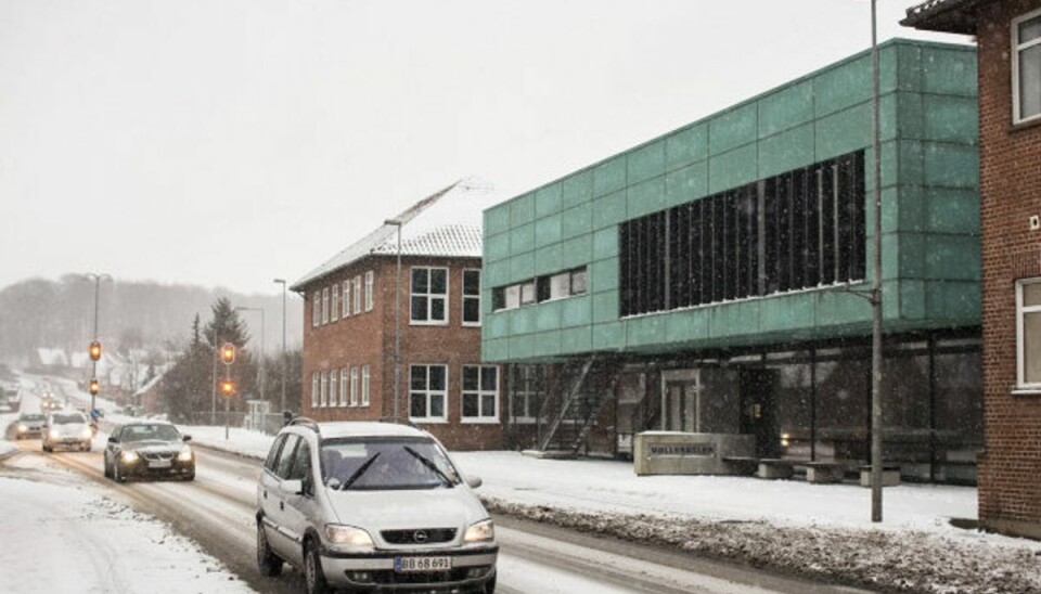 Mor fik sit livs chok: Din 15-årige søn er sigtet i Ry-sagen Ry-sagen rystede det meste af Danmark, men hos Vibeke og Steffen Lauridsen i i Gammel Rye var den et regulært chok. Deres dengang 15-årige søn var nemlig en af de anholdte og senere dømte efter brandbombe-overfaldet. Arkivfoto: Tor Birk Trads/Scanpix.