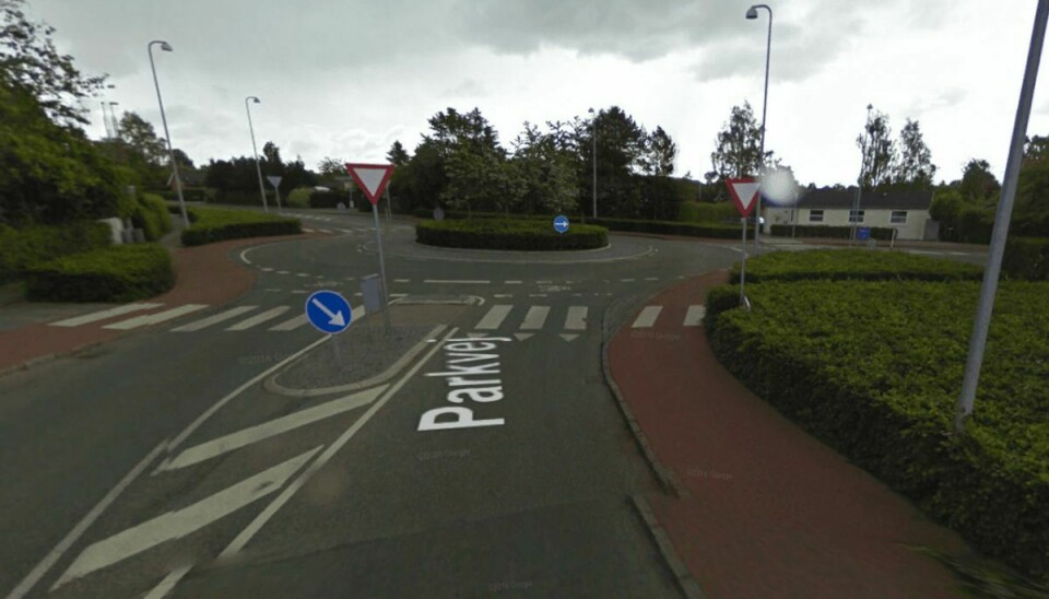Det var i rundkørslen her, at bilisten henvendte sig til den 10-årige. Foto: Google Street View