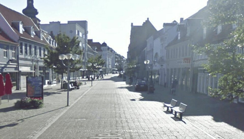 Det var her i Søndergade i Horsens, et skilt væltede ned over en 81-mand, der nu er død af sine skader. Foto: Google Street View.
