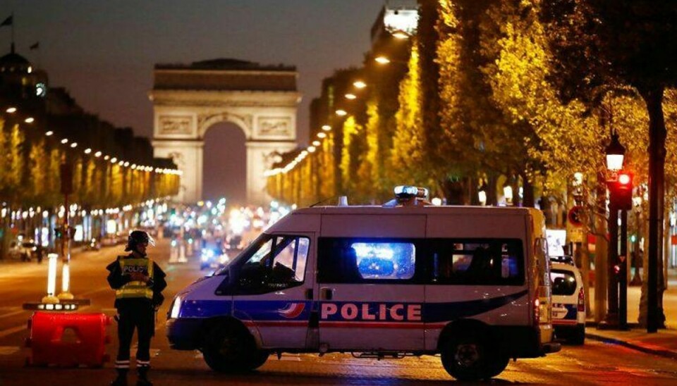 To betjente er ramt af skud i Paris. Den ene er angiveligt dræbt af skuddene. Foto: REUTERS/Christian Hartmann/Scanpix.
