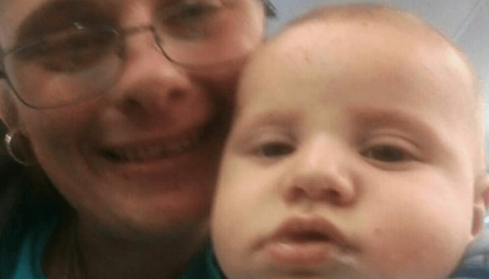 Foto: Go Fund Me Her ses 34-årige Casey Eaton sammen med sit barnebarn.Foto: Go Fund Me