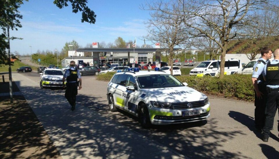 Politiet har anholdt 10 personer i Rosenhøj. Foto: Matias Mortensen/Newsbreak.dk Politiet har anholdt 10 personer i Rosenhøj. Foto: Matias Mortensen/Newsbreak.dk