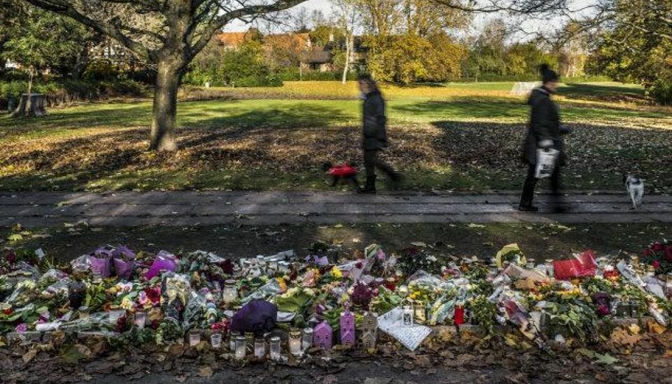 Masser af blomster lagt langs stien i Elverparken, hvor 32-årige Louise Borglit blev stukket ihjel. KLIK og se flere billeder fra sagen. Foto: Søren Bidstrup/Scanpix Masser af blomster lagt langs stien i Elverparken, hvor 32-årige Louise Borglit blev stukket ihjel. KLIK og se flere billeder fra sagen. Foto: Søren Bidstrup/Scanpix