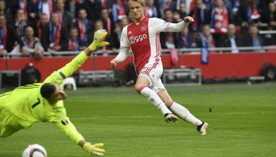 Dolberg slår til: Sender Ajax mod finale Kasper Dolberg sparker Ajax på 2-0 i det første semifinaleopgør i Europa League mod Lyon. Foto: Toussaint Kluiters/Reuters