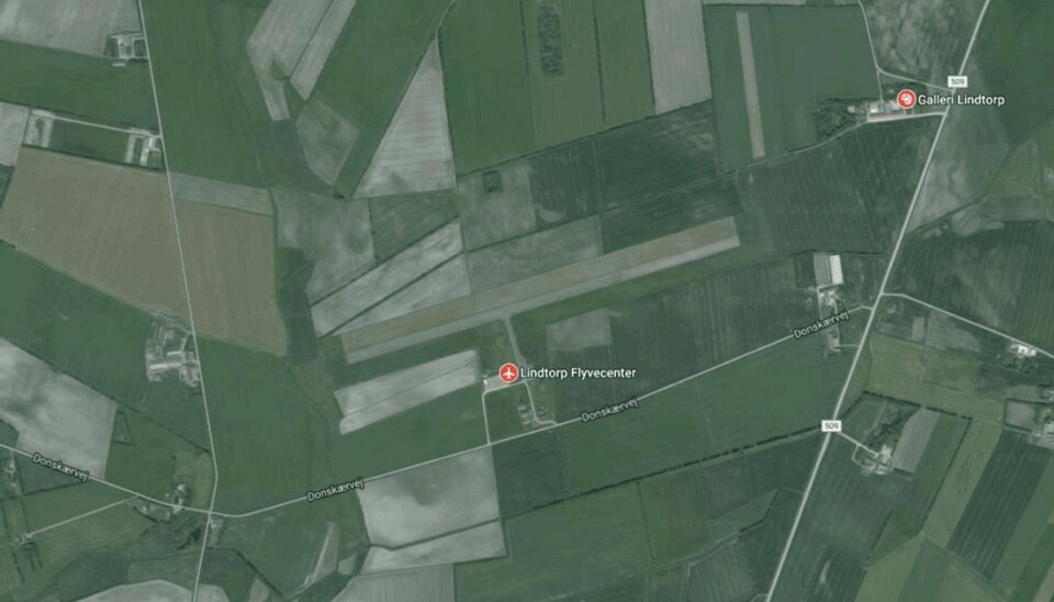 Faldskærmsudspringer hænger fast i fly: Trukket hen ad jorden i vild nødlanding I en halv time hang en faldskærmsudspringer fast under flyet, før det lykkedes at få ham ned. Foto: Google Maps