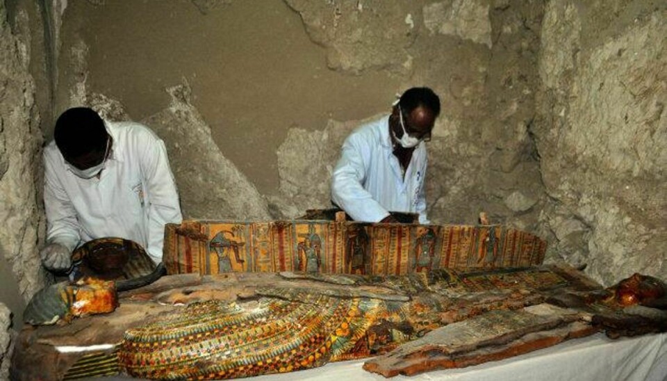 Sarkofag med mumier blev fundet i Egypten nær byen Luxor i april (billedet). Nu er 17 nye mumier blevet fundet i den centrale del af landet. Foto: Stringer/AFP