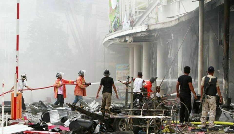 Brandfolk kæmper med en brand efter bombeangrebet mod Big C-centeret i Pattani i Thailand. Foto: Surapan Boonthanom/Scanpix