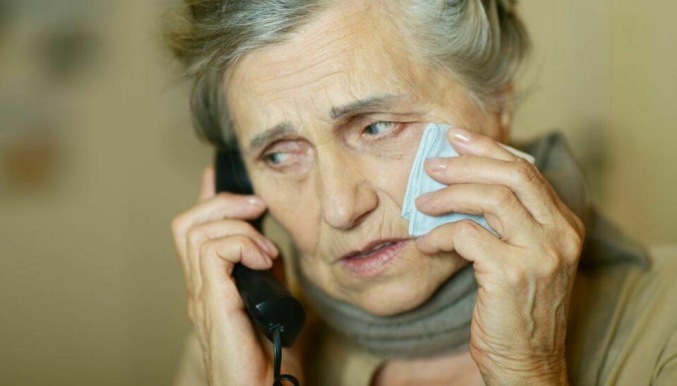 Flere ældre kvinder er blevet ringet op og fået at vide, deres barnebarn er kørt galt og der skal bruges penge. Foto: Colourbox.