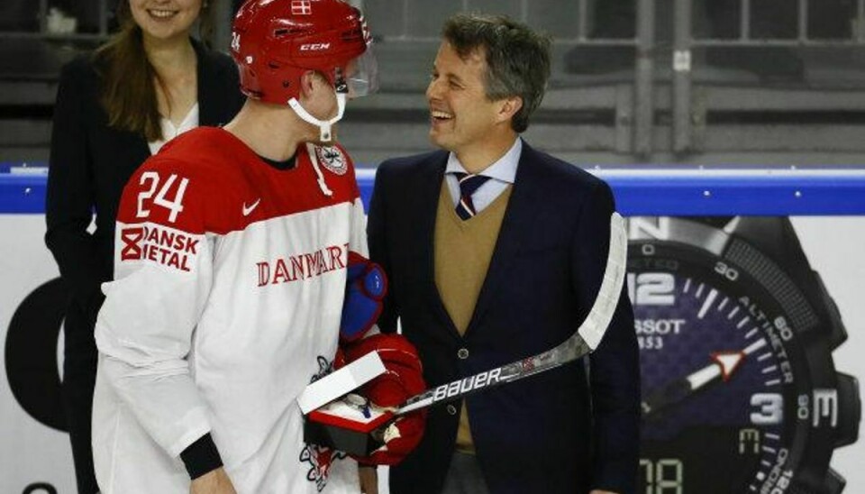 Nikolaj Ehlers er utilfreds med det danske powerplay, der også mod Sverige var ineffektivt. Men NHL-stjernen kunne trøste sig med at blive hyldet som bedste dansker af kronprins Frederik. Foto: Wolfgang Rattay/Reuters