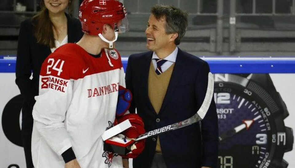 VM-profiler om sløjt powerplay: Vi skyder alt for lidt Nikolaj Ehlers er utilfreds med det danske powerplay, der også mod Sverige var ineffektivt. Men NHL-stjernen kunne trøste sig med at blive hyldet som bedste dansker af kronprins Frederik. Foto: Wolfgang Rattay/Reuters