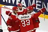 Julian Jakobsen (nummer 33) og Danmark fik sent hul på scoringerne, da Danmark mandag vandt 2-0 over Italien under ishockey-VM i Köln. Foto: Ina Fassbender/AFP