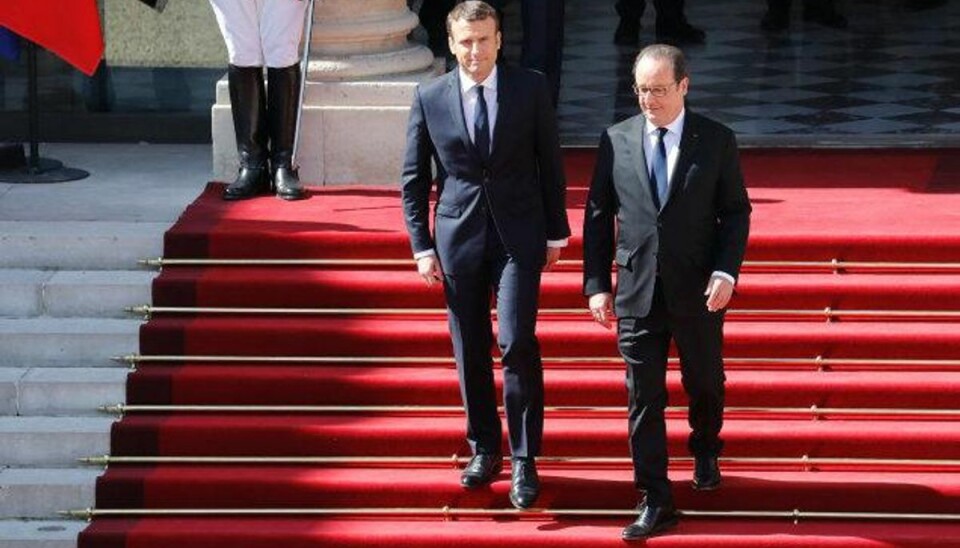 Frankrig har formelt sagt bonjour til præsident Macron Afgående præsident François Hollande tog imod sin efterfølger på posten, Emmanuel Macron, søndag. Foto: Patrick Kovarik/AFP