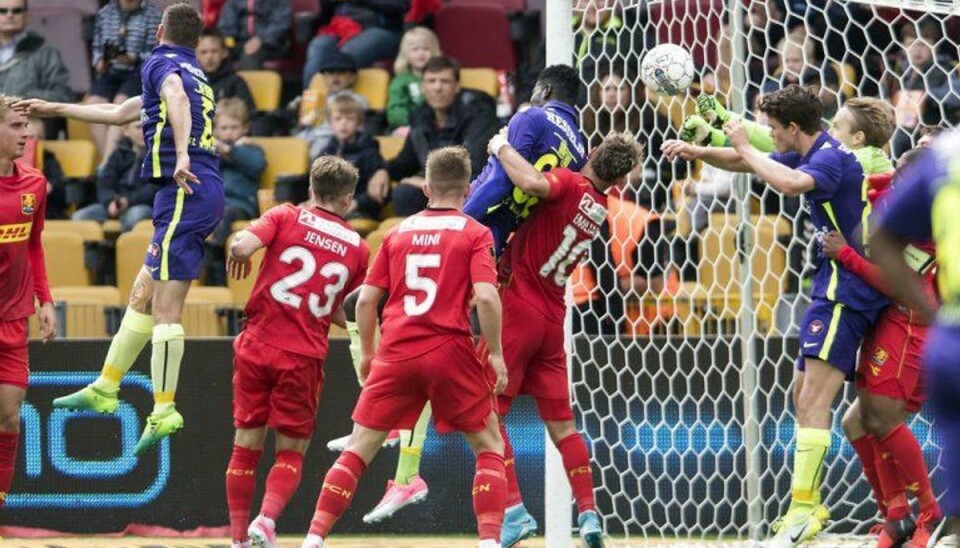 Kontroversiel scoring sender FCM tæt på bronze Paul Onuachu, FC Midtjylland, scorer til 0-2. Foto: Anders Kjærbye/Scanpix.