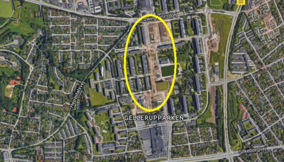 150 unge omringer betjente: Sten fyger gennem luften