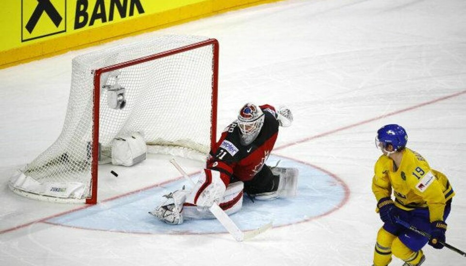 Sverige i VM-triumf: Straffe-helt havde besluttet sig Sveriges Nicklas Bäckström placerer pucken lavt til højre for Canadas keeper Calvin Pickard i VM-finalen og sikrer Tre Kronor guldet for første gang siden 2013. Foto: Wolfgang Rattay/Reuters