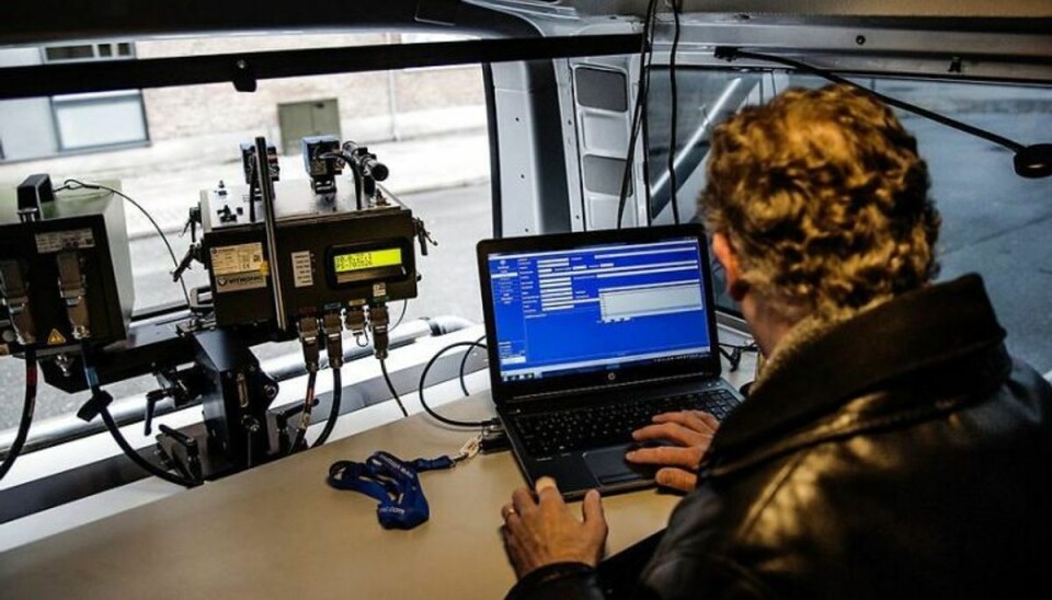 Virker det overhovedet?Svar: Ja, et forsøg i København og på Fyn har vist, at Automatisk Trafikkontrol kan få gennemsnitshastigheden ned. Hvis alle overholder hastighedsgrænsen, kan vi spare mindst 100 dræbte og 1500 kvæstede om året. Arkivfoto: Scanpix. Virker det overhovedet?Svar: Ja, et forsøg i København og på Fyn har vist, at Automatisk Trafikkontrol kan få gennemsnitshastigheden ned. Hvis alle overholder hastighedsgrænsen, kan vi spare mindst 100 dræbte og 1500 kvæstede om året. Arkivfoto: Scanpix.