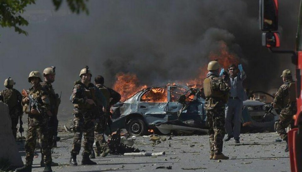 En meget kraftig bilbombe skabte onsdag morgen død og ødelæggelse i ambassadekvarteret i Kabul. Foto: SHAH MARAI/Scanpix En meget kraftig bilbombe skabte onsdag morgen død og ødelæggelse i ambassadekvarteret i Kabul. Foto: SHAH MARAI/Scanpix