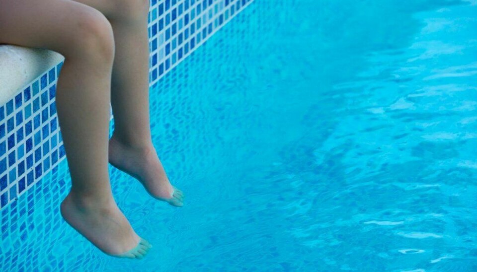 En 14-årig spansk dreng fik suget en del af sin tarm ud af sig efter at have sat sig på en pumpe i en swimmingpool. Foto: Colourbox.