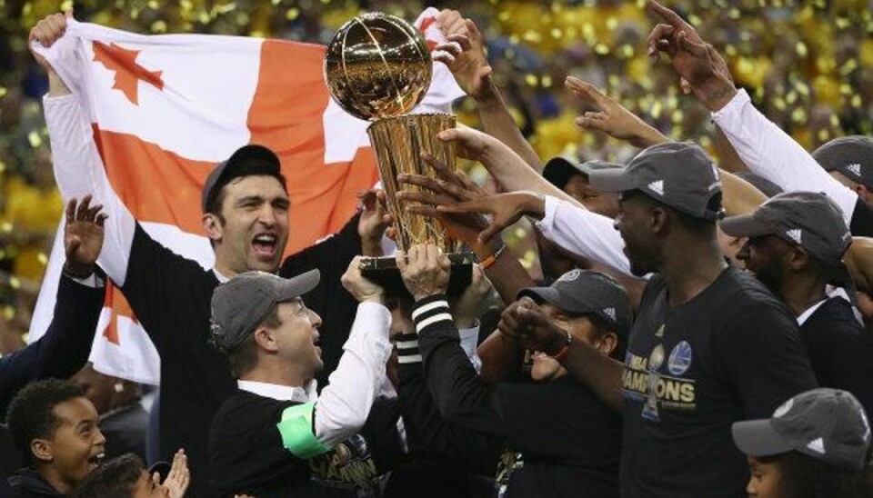 Golden State nupper NBA-titel – igen Golden State fejrer NBA-titlen, som kom i hus efter fem kampe. Foto: Ezra Shaw/AFP