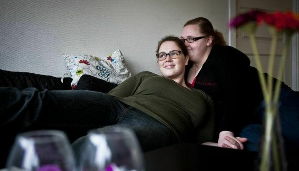 15. juni 2012 blev det muligt for bøsser og lesbiske at blive gift i kirken. På billedet er Celina Sørensen og Christina Pedersen, der som lesbiske skal vies 11. august og er glade for, at lovgivningen gør det muligt. Foto: Asger Ladefoged/Scanpix