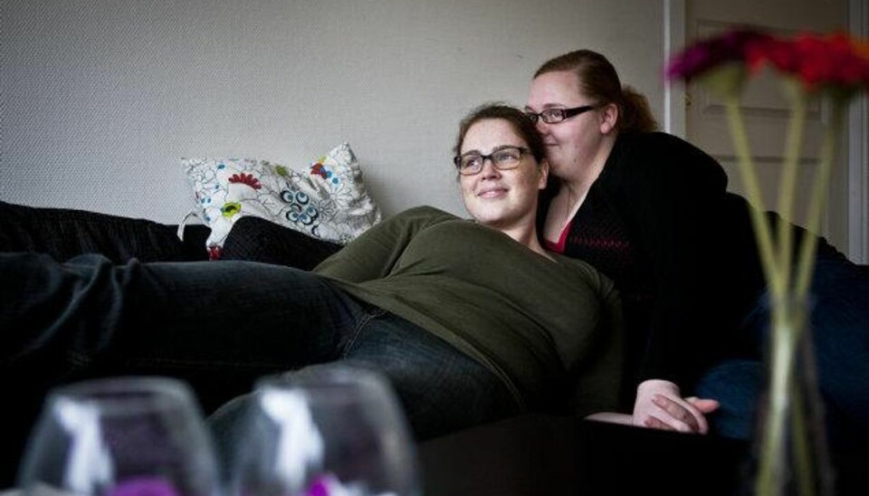 Præster vier flere og flere homoseksuelle par hvert år 15. juni 2012 blev det muligt for bøsser og lesbiske at blive gift i kirken. På billedet er Celina Sørensen og Christina Pedersen, der som lesbiske skal vies 11. august og er glade for, at lovgivningen gør det muligt. Foto: Asger Ladefoged/Scanpix