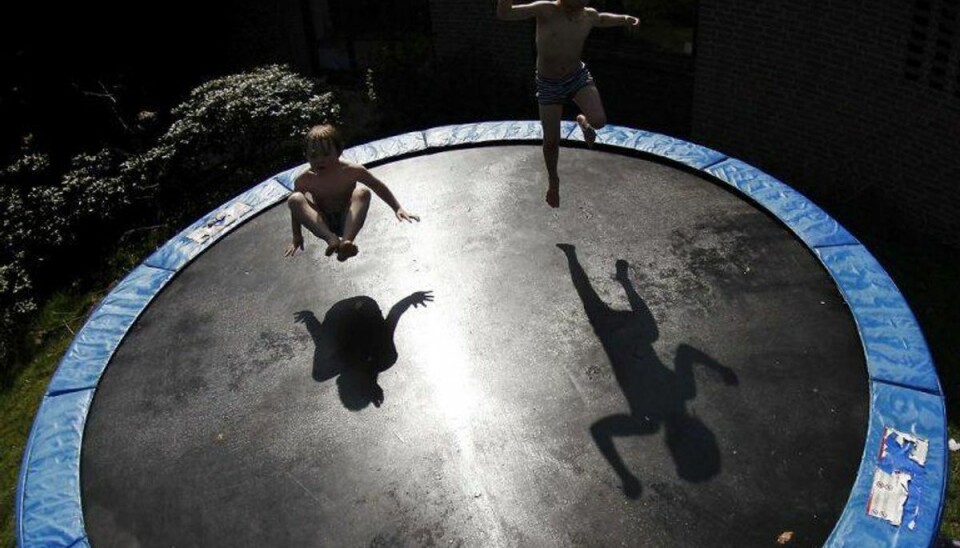 Hvert år kommer mange børn og voksne til skade ved at hoppe på trampolin. Derfor er det vigtigt at give trampolinen et sikkerhedstjek.. KLIK IGENNEM GALLERIET OG SE, HVAD DU BØR VÆRE OPMÆRKSOM PÅ FOR AT HOLDE TRAMPOLINEN SIKKER. (Foto: Christian Charisius/Scanpix Hvert år kommer mange børn og voksne til skade ved at hoppe på trampolin. Derfor er det vigtigt at give trampolinen et sikkerhedstjek.. KLIK IGENNEM GALLERIET OG SE, HVAD DU BØR VÆRE OPMÆRKSOM PÅ FOR AT HOLDE TRAMPOLINEN SIKKER. (Foto: Christian Charisius/Scanpix