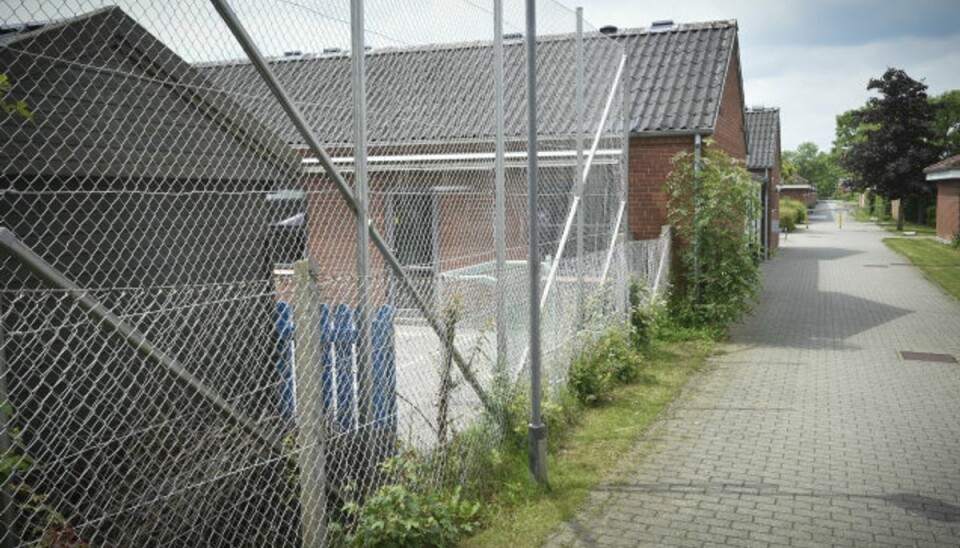 Politi beklager fejl: Barn er tidligere blevet løftet over hegn En 33-årig mand sigtes for seksuelt overgreb mod en fireårig pige, der onsdag forsvandt fra en daginstitution i Aarhus V. Foto: Kim Haugaard/Scanpix
