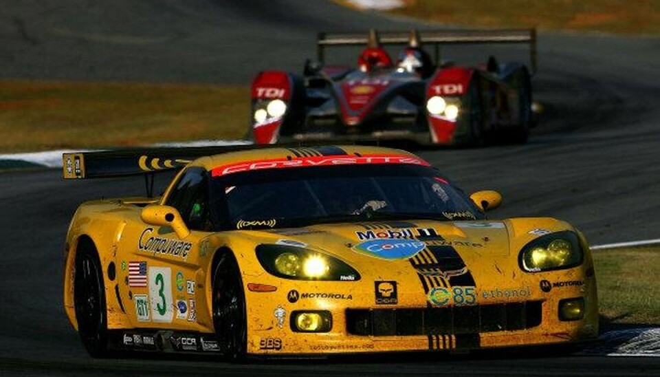Jan Magnussen har kurs mod Le Mans-sejr Jan Magnussen (th.) ligger nummer et med 3 timer og 30 minutter tilbage af Le Mans. Foto: Darrell Ingham/AFP