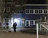 Politiet indtog den skolegård, hvor det brutalte dobbeltdrab fandt sted, efter at de var blevet alarmeret.Arkivfoto: Erik Schroder/Scanpix.