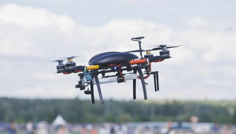 Lørdag skal førere af droner have dronetegn Personen, der kontrollerer en drone, skal fra 1. juli have tegn til at føre en drone. Det slår en ny bekendtgørelse. Foto: /Free