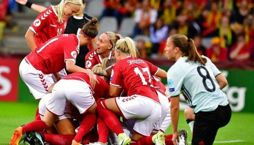 Fodboldkvinder overlever belgisk stormvejr i EM-åbner