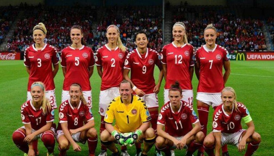 EM-målmand fravælger udlandet for at være amatør Stina Lykke (i den gule trøje) var søndag aften med til at slå Belgien 1-0 ved EM i Holland. På torsdag gælder det de hollandske værter. Foto: Tobias Schwarz/AFP