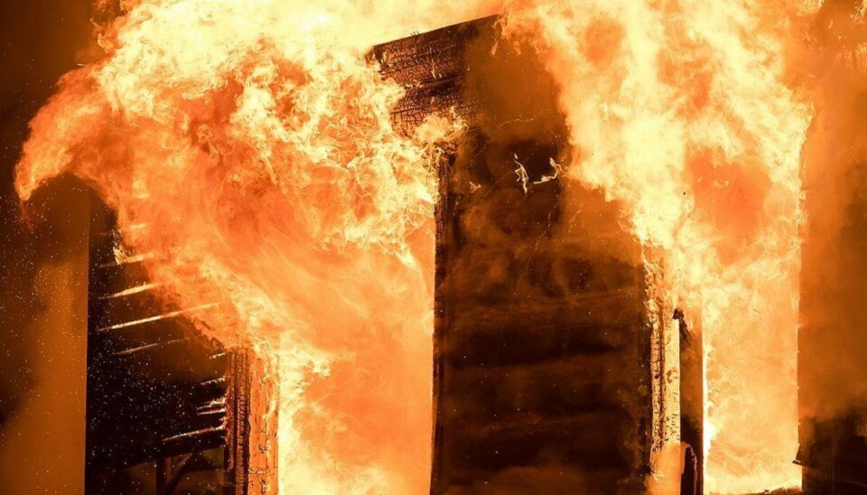 Brandmand trængte ind i villa i flammer – så lød skuddet Manden ville begå selvmord med et udboret gasvåben. Hans hus stod i flammer, da Hovedstadens Beredskab trængte ind i hans hjem. Genrefoto: Scanpix.