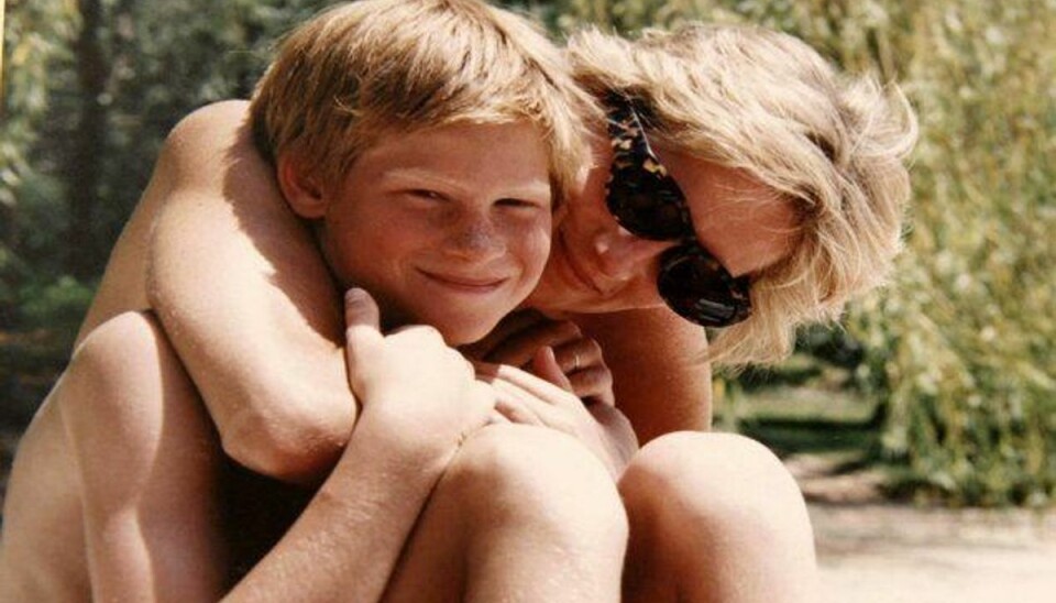 Britiske prinser glemmer aldrig sidste samtale med deres mor Prins Harry med sin mor, Diana, på et billede, som ikke før har været fremme i offentligheden. Det er med i en ny dokumentar om prinsessen, der vises mandag på britisk tv. Foto: Handout/Reuters
