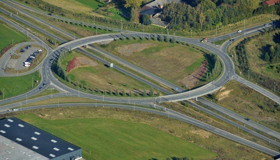 Næsten alle bilister kører forkert i de tosporede rundkørsler. KLIK og se, hvordan du gør det rigtigt. Så undgår du en masse sure bilister. Foto: Colourbox. Næsten alle bilister kører forkert i de tosporede rundkørsler. KLIK og se, hvordan du gør det rigtigt. Så undgår du en masse sure bilister. Foto: Colourbox.