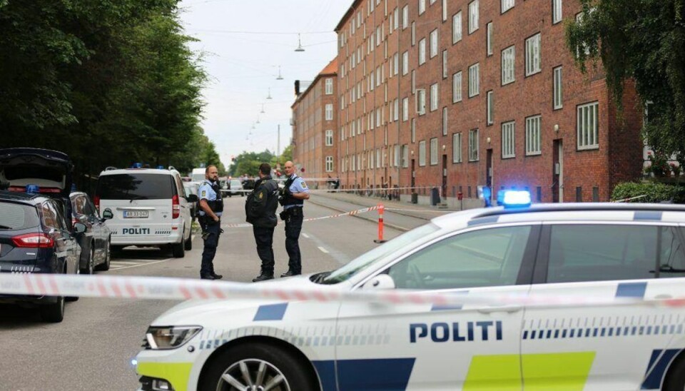 Flere skud blev affyret fra en bil. En mand er ramt. KLIK for flere billleder. Foto: Steven Knap/Droto.dk. Flere skud blev affyret fra en bil. En mand er ramt. KLIK for flere billleder. Foto: Steven Knap/Droto.dk.