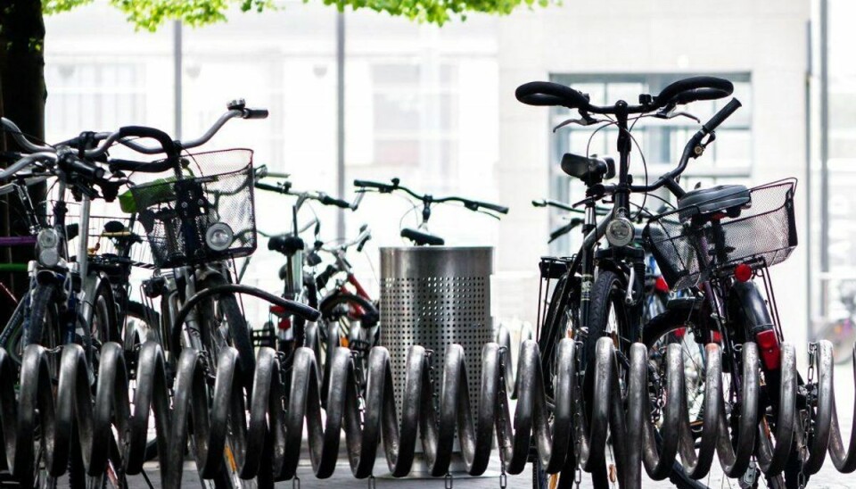 Kvik borger alarmerer politiet: Mistænkt tyv anholdt på stedet De to mænd virkede meget interesserede i andres cykler. Nu er den ene af dem anholdt. Foto: Scanpix.
