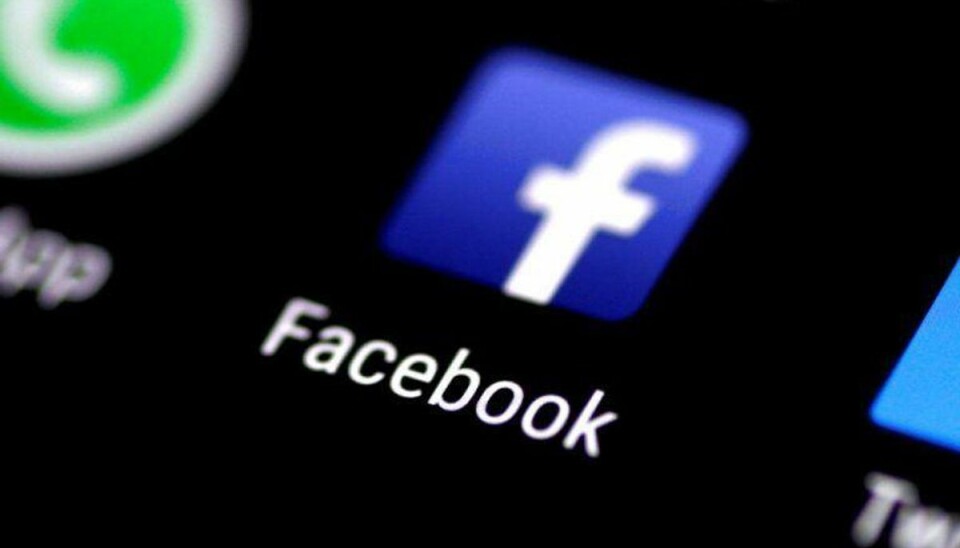 Facebook hærges af reklamevirus. En ondsindet virus har indtaget det sociale medie Facebook og sender virusbefængte beskeder videre.Se RB kl. 12.14 d.08.08.2017 Arkivfoto: FILE PHOTO: The Facebook application icon on a phone screen, August 3, 2017. REUTERS/Thomas White/File Photo