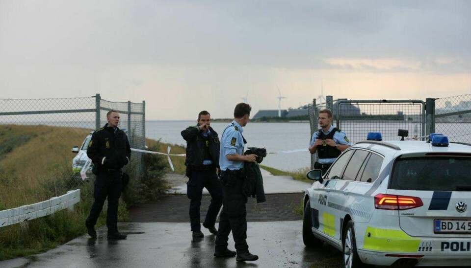 Politiet bekræfter, at et lig af en kvinde er fundet i vandet ved Amager. KLIK for flere billeder. Foto: Steven Knap/Droto.dk.