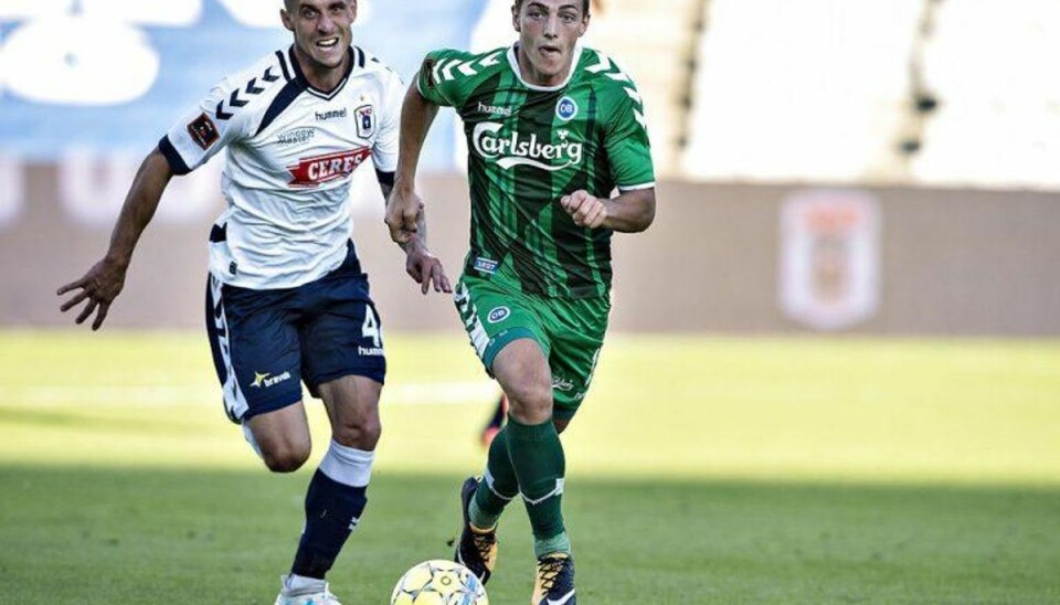 AGF og OB deler i tam forestilling OBs Casper Nielsen mod AGFs Daniel A. Pedersen. Foto: Henning Bagger/Scanpix.