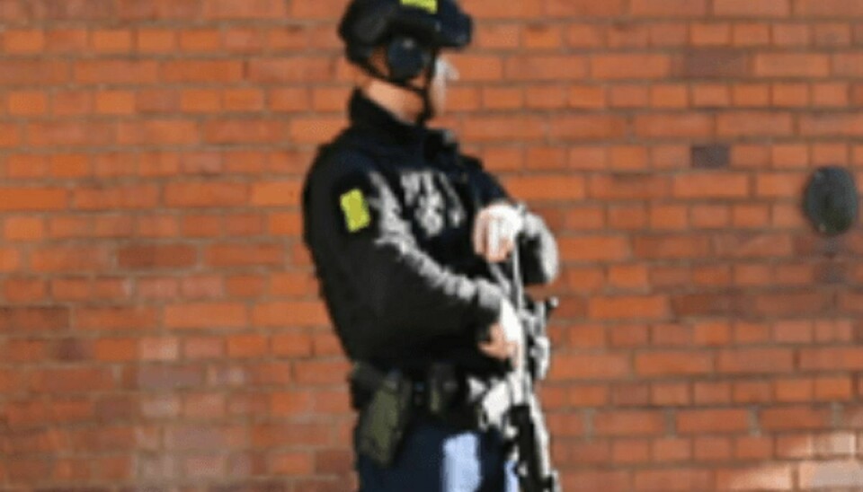 Ved lørdagens fyrværkeri i Silkeborg havde politiet placeret skarpskytter på tagene. MODELfoto: Steven Knap/Droto.dk.