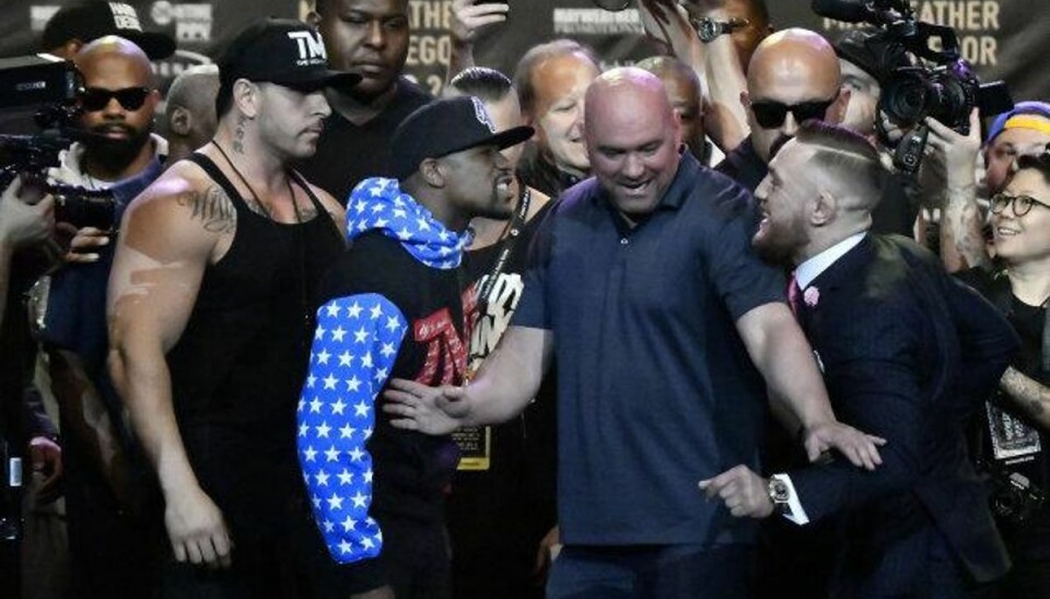 Lette handsker garanterer øretæver i hypet boksebrag Floyd Mayweather og Conor McGregor mødes 26. august i Las Vegas. Foto: Gene Blevins/AFP