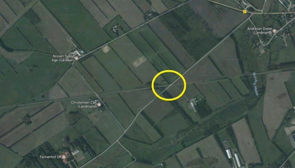 Store skader: IC3-tog brager ind i traktor Ulykken skete ved jerbaneoverskæringen her ved Visgårdvej vest for Bjerndrup. Foto: Google Maps