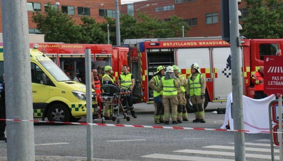 Kvindens liv stod ikke til at redde. Foto: Øxenholt Foto. GALLERI: BILLEDER FRA OMRÅDET OG POLITIETS ARBEJDE. Kvindens liv stod ikke til at redde. Foto: Øxenholt Foto. GALLERI: BILLEDER FRA OMRÅDET OG POLITIETS ARBEJDE.