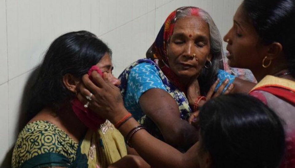 Mindst 60 børn, der var indlagt på et indisk hospital, som manglede iltforsyninger, har mistet livet de seneste fem dage. Her sørger efterladte familiemedlemmer på Baba Raghav Das-hospitalet over tabet af et barn. Foto: -/AFP
